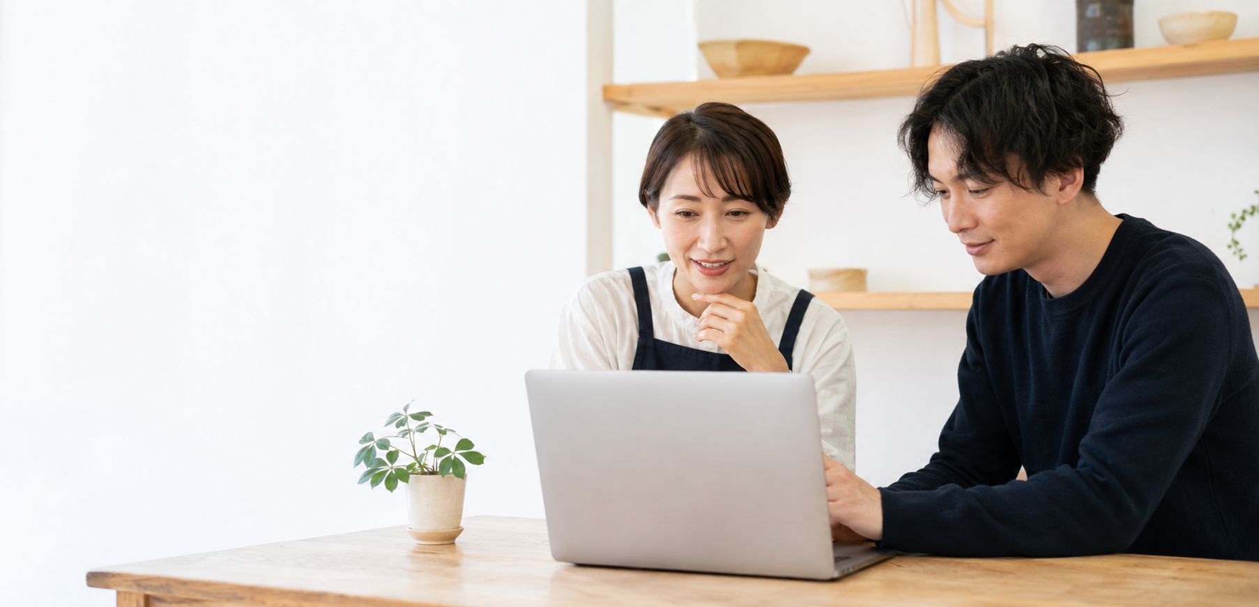 個人事業主とWeb制作担当者がホームページについて相談するイメージ